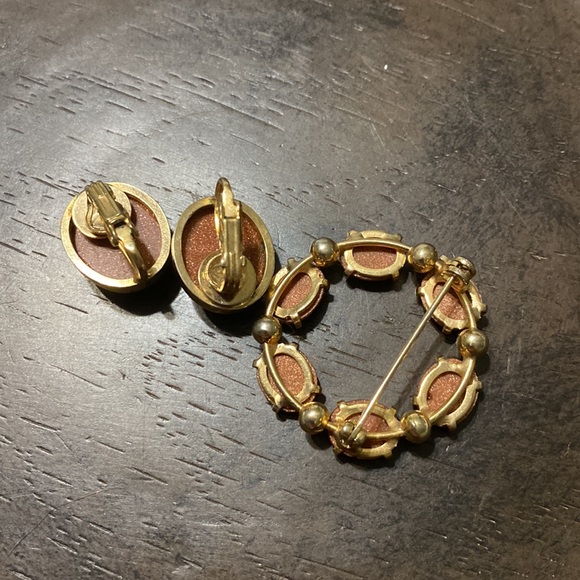 Vintage Sandstone Brooch Matching Clip Earrings - Picture 4 of 4